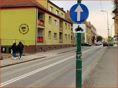 tabliczka T-23b i znak C-5 nakaz jazdy prosto dla motocykli